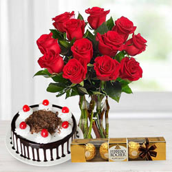 Gorgeous Bouquet of bright Red Roses, tasty Ferror...
