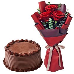 Magnificent 3 Red Roses with 1/2 Kg Chocolate Cake Magnificent 3 Red Roses with 1/2 Kg Chocolate Cake