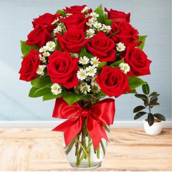 Breathtaking Reflection of Love Floral Bunch in a Vase Breathtaking Reflection of Love Floral Bunch in a Vase