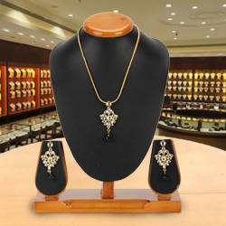 Sublime Nistha Kundan Pendant and Earrings Set from Avon Sublime Nistha Kundan Pendant and Earrings Set from Avon